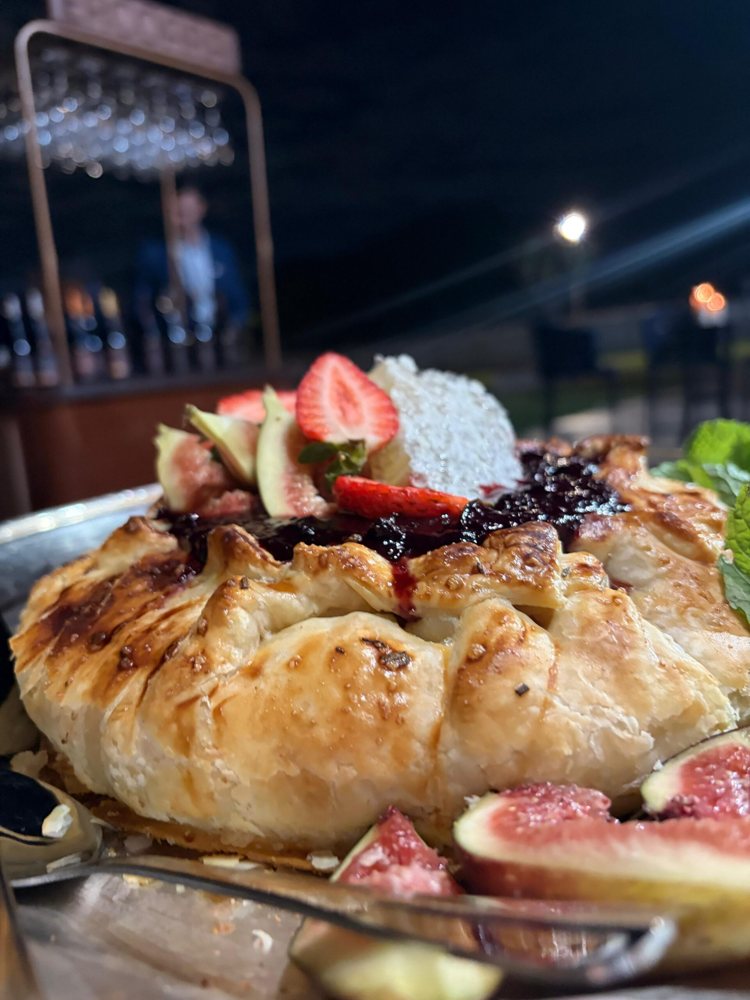 Brie assado com figos e frutas