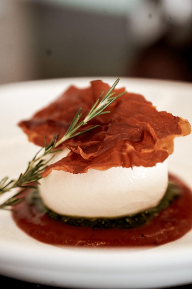 Burrata com crudo e tomate confitado