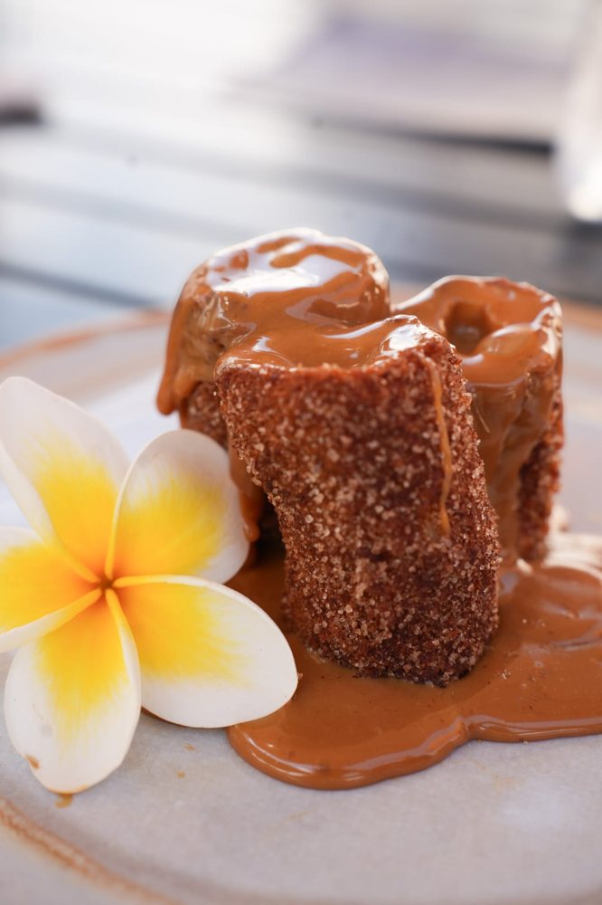 Bolo de caramelo com flor de frangipani