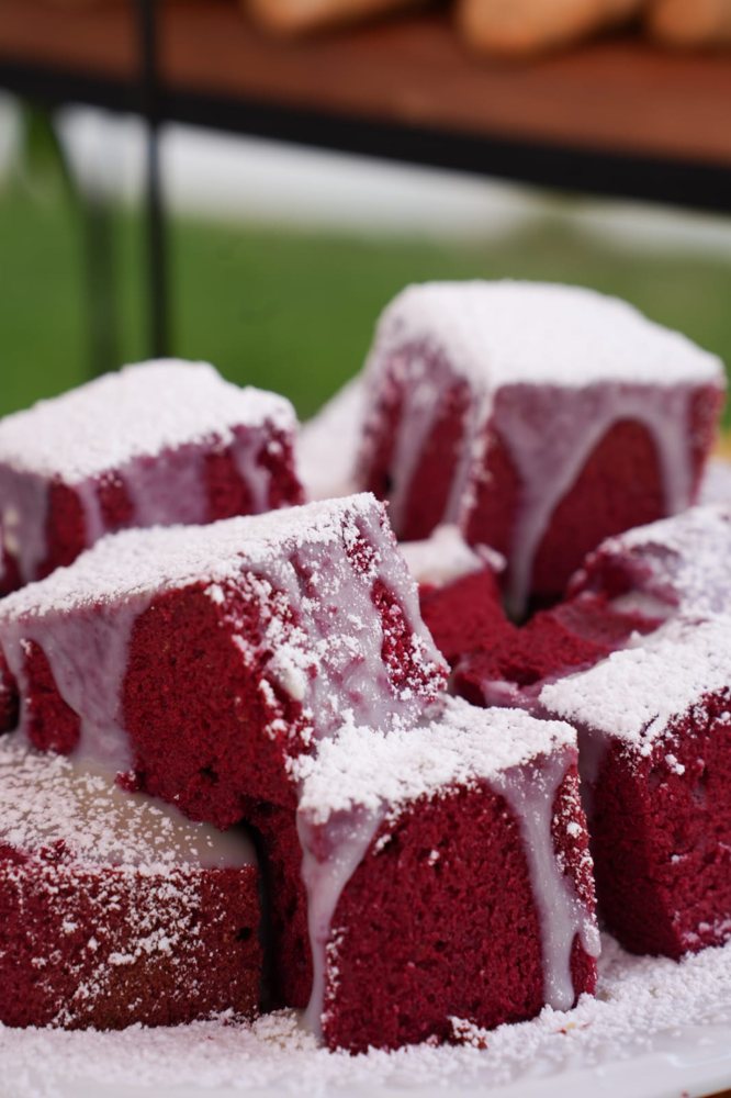 Doces red velvet da mesa de sobremesas
