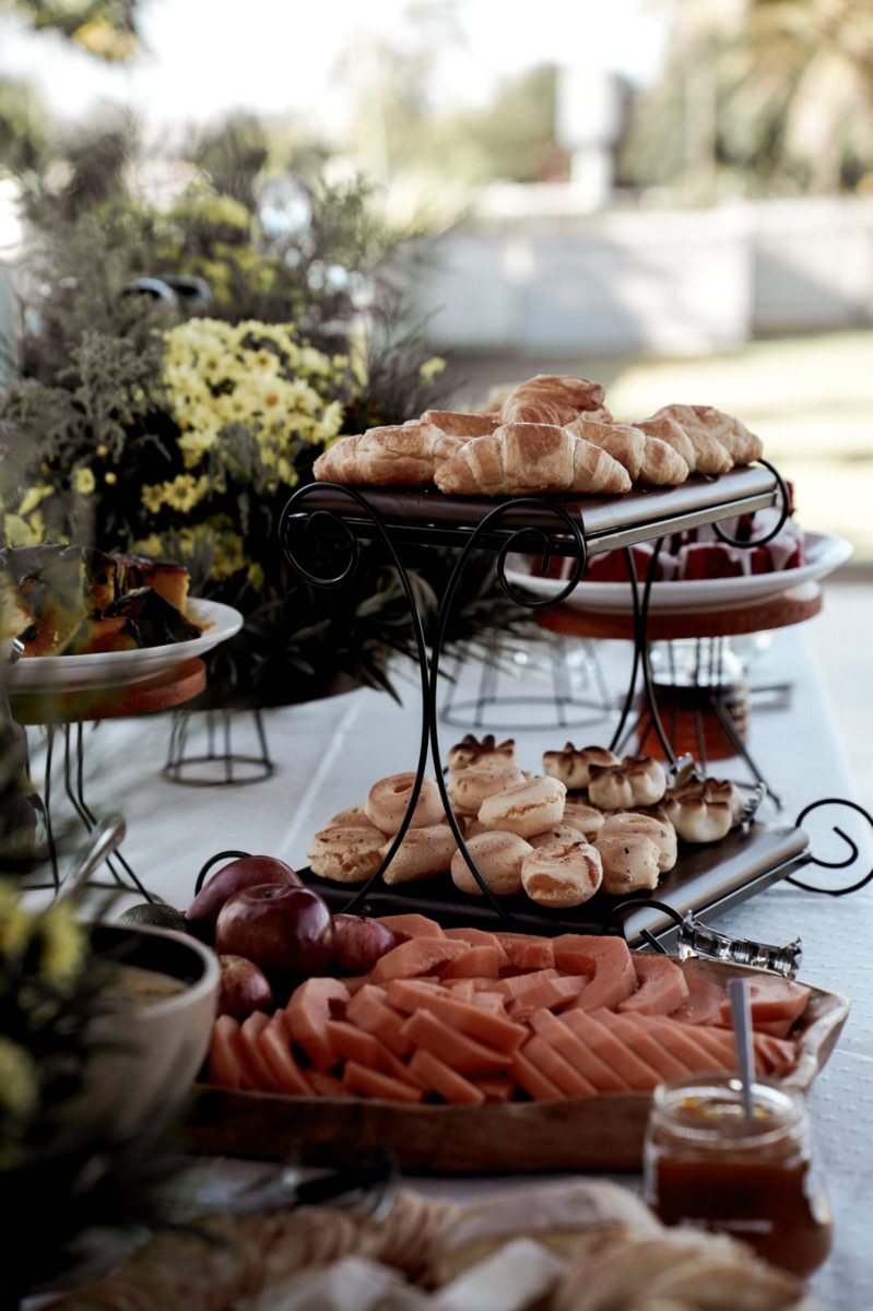 Mesa de antepastos decorada com flores