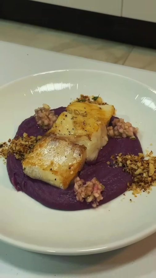 Robalo grelhado com musseline de batata roxa